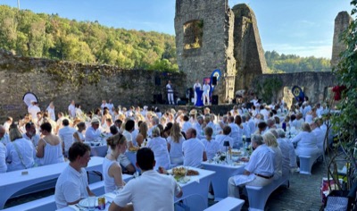 Die Präsidenten eröffnen den Abend der langen weißen Tafel