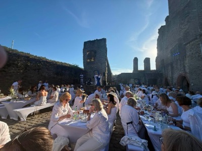 Diner-en-blanc beim schönsten Wetter das man sich vorstellen kann