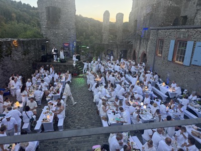 Music Passion spielt zum Abendessen zu Beginn der Dämmerung