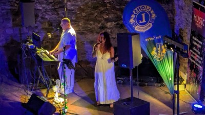 Die Burgbühne eignete sich hervorragend für die Band