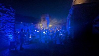 der Burghof taucht ein in die Bläue der Nacht