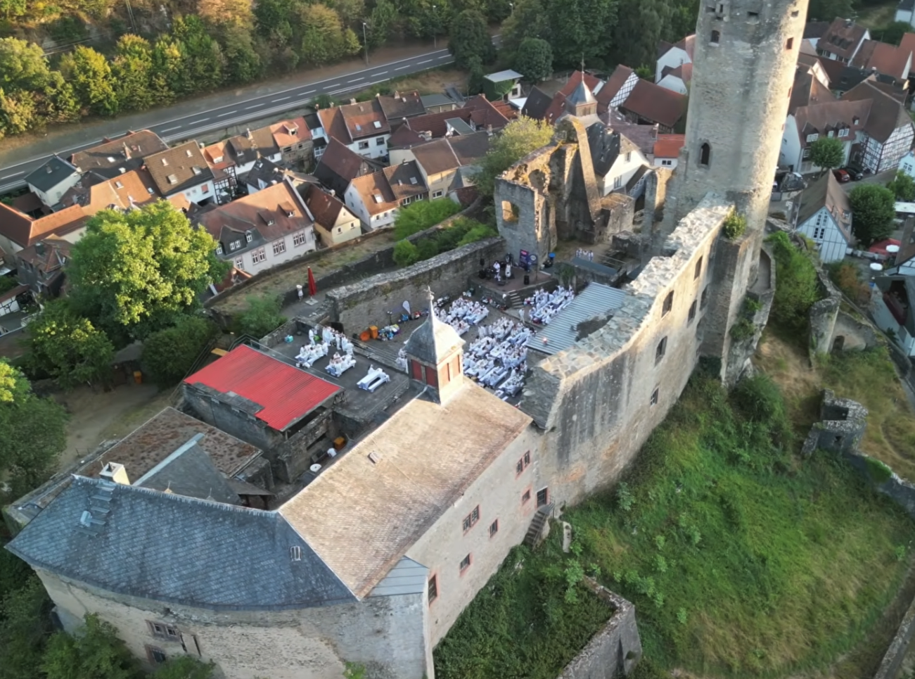 Lions Club Eppstein feiert Dîner en Blanc 2026 auf Burg Eppstein (Umfassender Youtube Bericht)